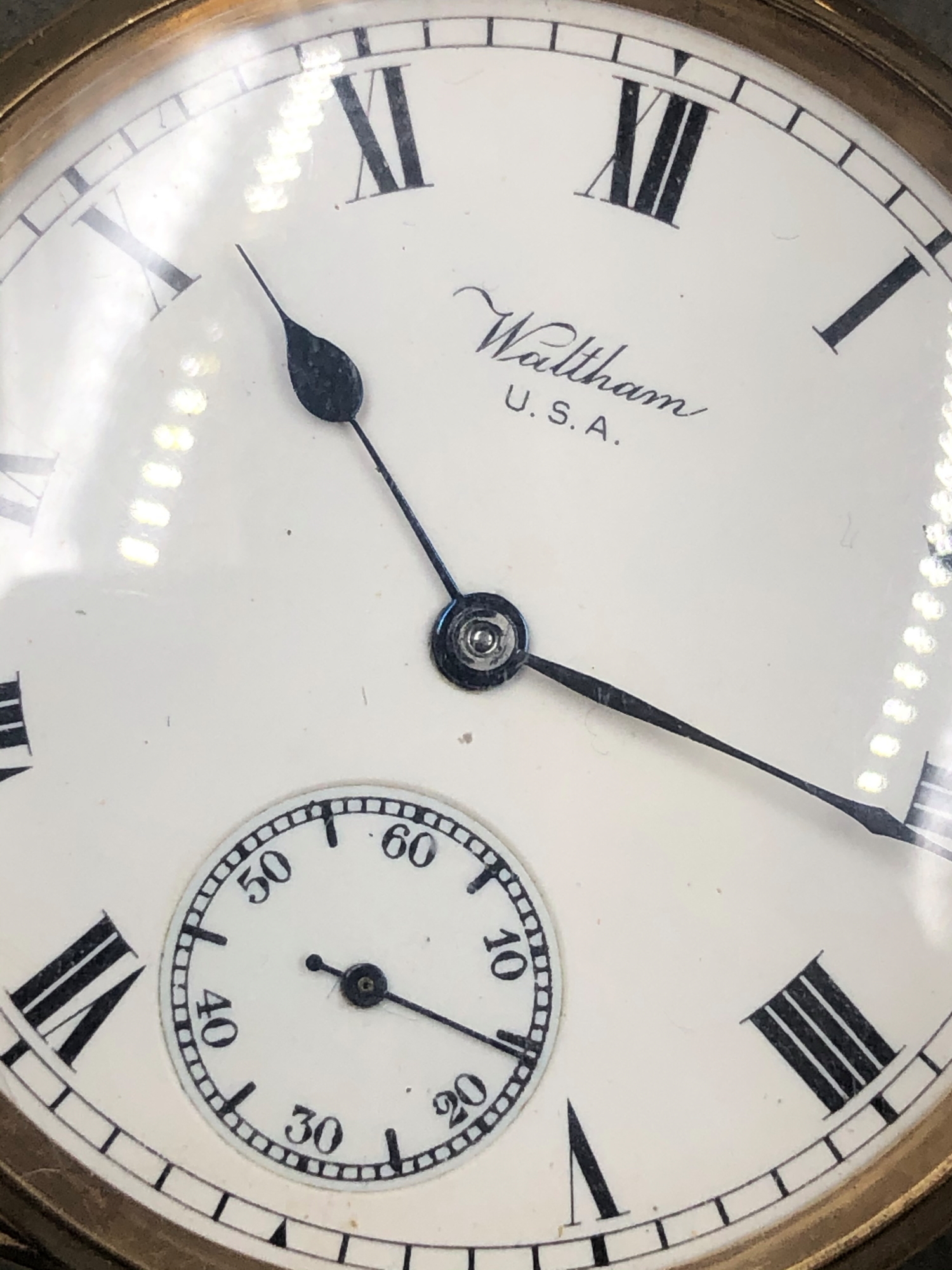 A WALTHAM 9ct HALLMARKED GOLD OPEN FACE POCKET WATCH, WITH WHITE ENAMEL DIAL AND ROMAN NUMERALS, AND - Image 2 of 6