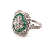 AN EMERALD AND DIAMOND SET ART DECO STYLE COCKTAIL PANEL RING SET IN PRECIOUS WHITE METAL STAMPED