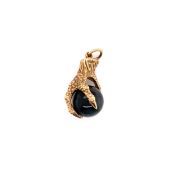 A 9ct HALLMARKED GOLD CHARM/PENDANT OF CLAW FORM HOLDING A ROTATING MOSS AGATE SPHERE. WEIGHT 5.