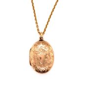 AN ANTIQUE 9ct HALLMARKED YELLOW GOLD OVAL HINGED LOCKET, DATED 1900, SUSPENDED ON A 9ct STAMPED