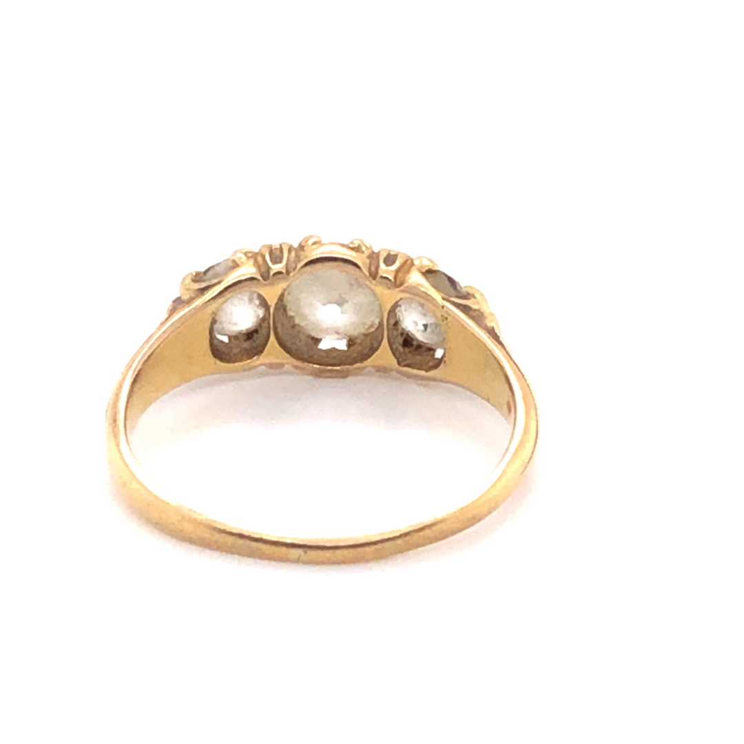 AN ANTIQUE 18ct YELLOW GOLD (TESTED) THREE STONE OLD CUT DIAMOND CARVED HALF HOOP RING WITH SIX - Image 2 of 3