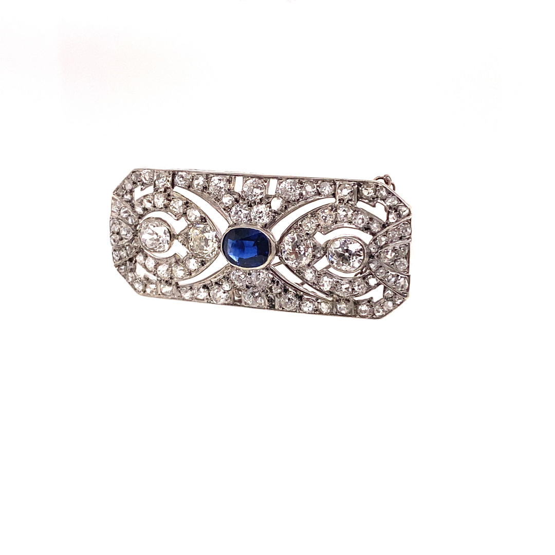 AN EDWARDIAN SAPPHIRE AND DIAMOND PANEL BROOCH. THE CENTRE OVAL MIXED CUT SAPPHIRE A MEDIUM TO - Image 5 of 6