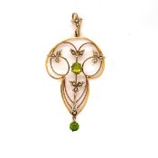 AN ANTIQUE 9ct STAMPED ART NOUVEAU PERIDOT AND SEED PEARL PENDANT WITH AN ARTICULATED PERIDOT