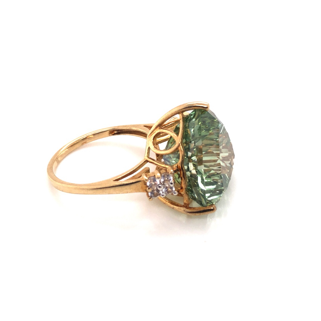 A 9ct HALLMARKED GOLD, AND GEMSTONE COCKTAIL RING. THE GREEN TRILLION CUT GEMSTONE IN A RAISED THREE - Image 3 of 3