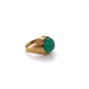 AN EDWARDIAN AUSTRIAN, TOWN MARK VIENNA 14ct GOLD GREEN CABOCHON GEMSTONE RING, STAMPED TO INNER