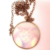 A 9ct GOLD BELCHER NECKLACE SUSPENDING A HOLOGRAPHIC PANEL DEPICTING A CAT MOUNTED IN PRECIOUS
