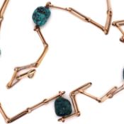 AN ANTIQUE EDWARDIAN TURQUOISE AND 10ct GOLD BEAD AND LINK CHAIN. LENGTH 44cms. WEIGHT 8.6grms.