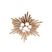 A VINTAGE 9ct GOLD TWO COLOUR STAR BURST BROOCH SET WITH A CULTURED PEARL CLUSTER CENTRE, HALLMARKED