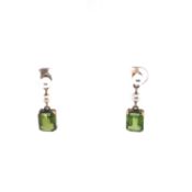 A PAIR OF 1950'S HALLMARKED 9ct GOLD PERIDOT AND DOUBLE PEARL ARTICULATED DROP EARRINGS. TOTAL