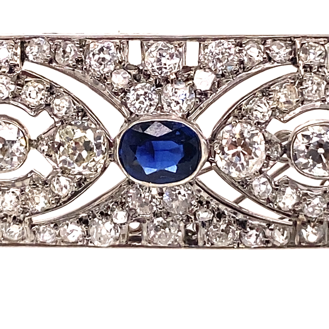 AN EDWARDIAN SAPPHIRE AND DIAMOND PANEL BROOCH. THE CENTRE OVAL MIXED CUT SAPPHIRE A MEDIUM TO - Image 3 of 6