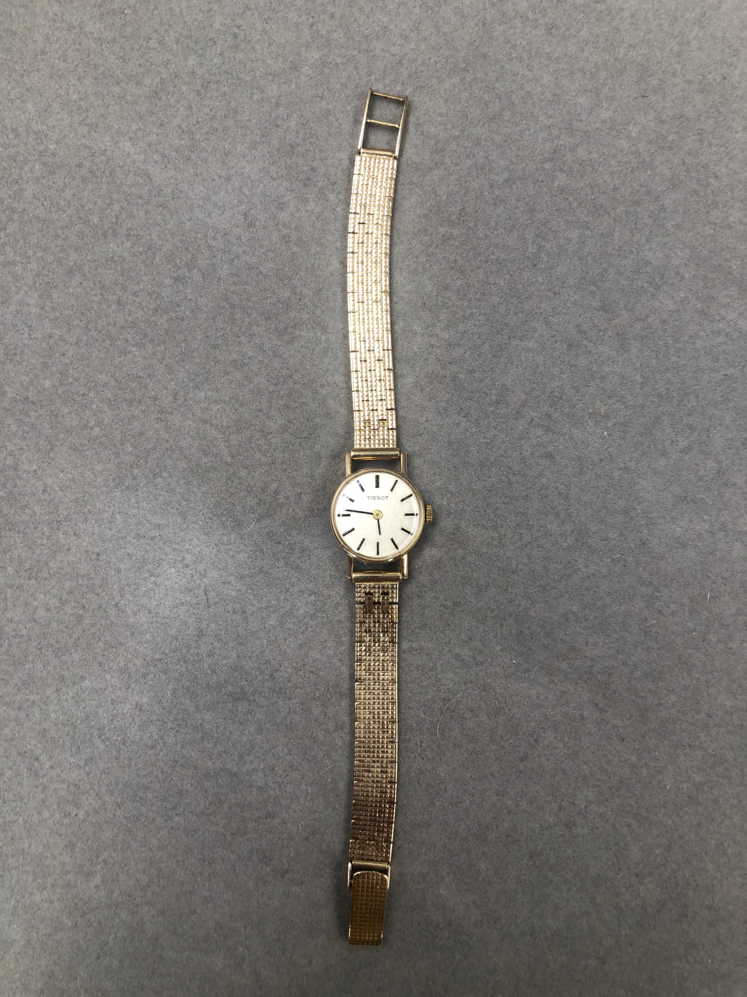 A 9ct GOLD TISSOT LADIES WRIST WATCH ON A BRICK STYLE STRAP WITH LADDER CLASP GROSS WEIGHT 21.2 grms - Image 2 of 7