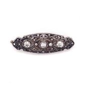 A DIAMOND SET PRECIOUS WHITE METAL PANEL BROOCH. ASSESSED FINENESS AS 9ct WHITE GOLD AND SILVER.