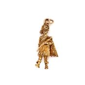A CHARM/ PENDANT IN THE FORM OF A SCOTTISH BANDSMAN IN PRECIOUS YELLOW METAL TESTED AS 9ct