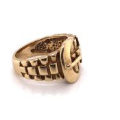 A 9ct YELLOW GOLD HALLMARKED BUCKLE RING, WITH PRESIDENT STYLE DECORATED SHANK. FINGER SIZE U 1/2.