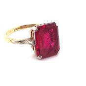 AN 18ct YELLOW AND WHITE GOLD HALLMARKED RED CARVED STONE INTAGLIO SEAL RING DEPICTING AN