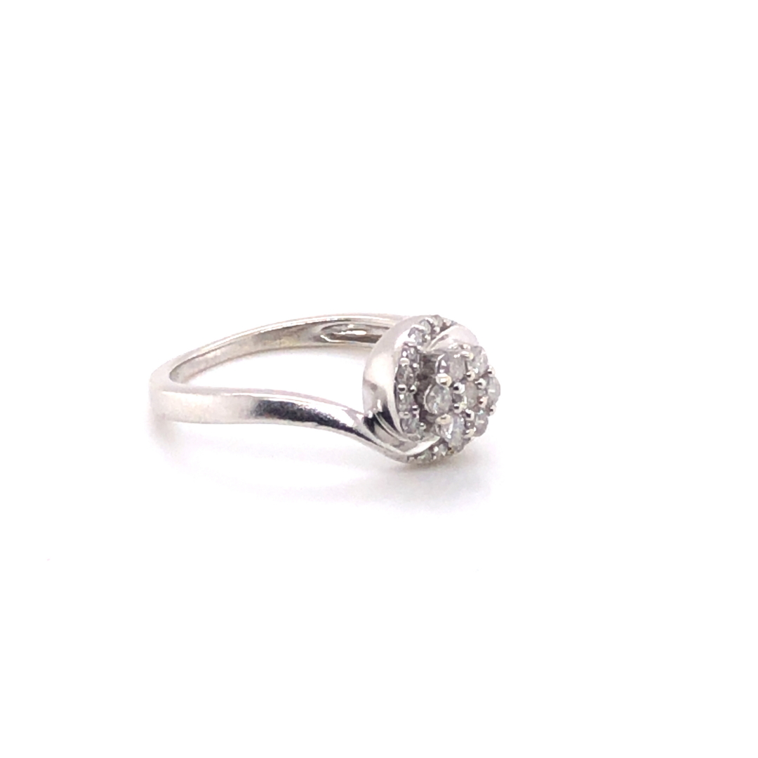 AN 9ct HALLMARKED WHITE GOLD DIAMOND SET CLUSTER TWIST RING. APPROX DIAMOND WEIGHT 0.25cts. FINGER - Image 3 of 3