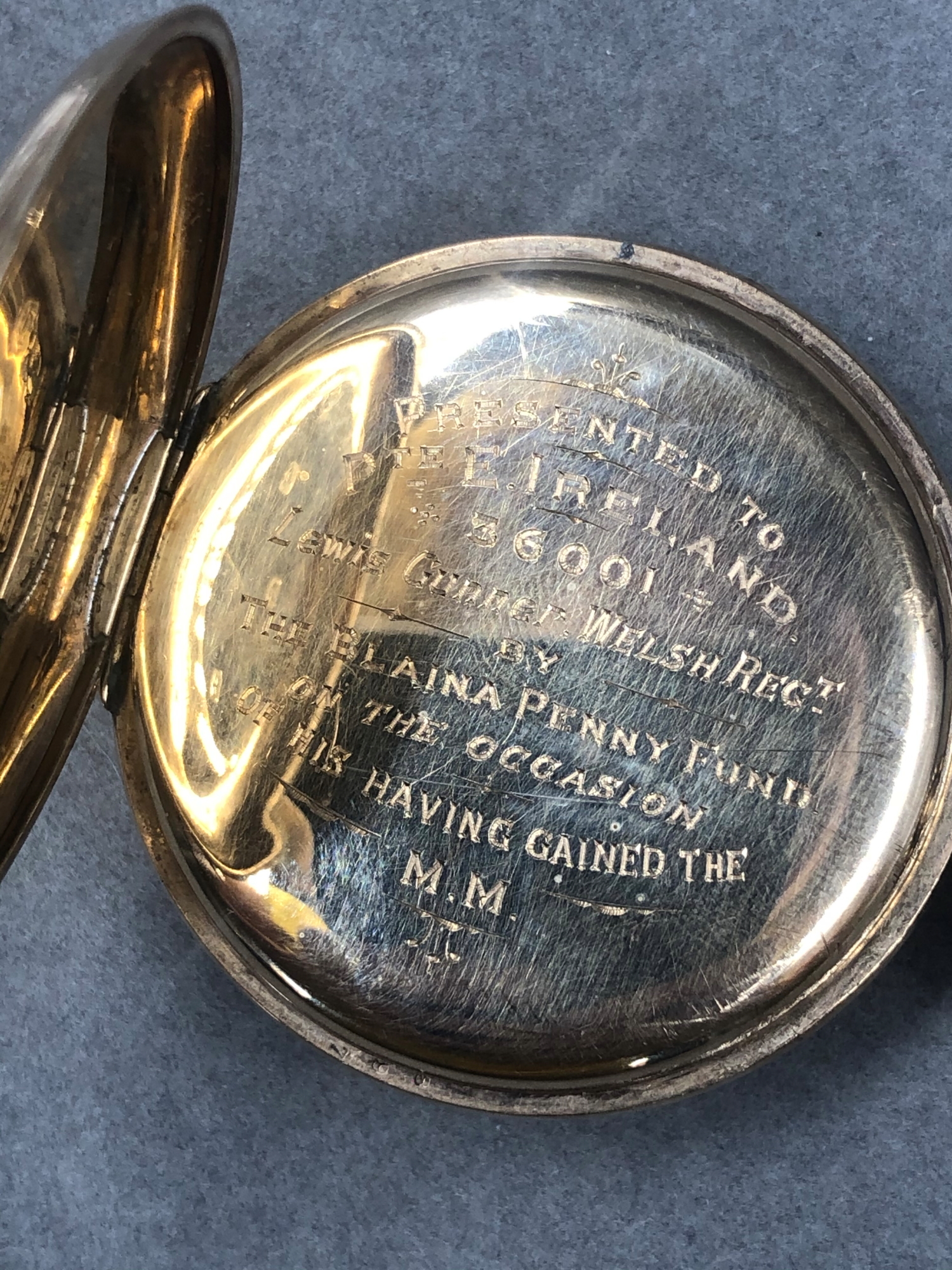 A WALTHAM 9ct HALLMARKED GOLD OPEN FACE POCKET WATCH, WITH WHITE ENAMEL DIAL AND ROMAN NUMERALS, AND - Image 4 of 6