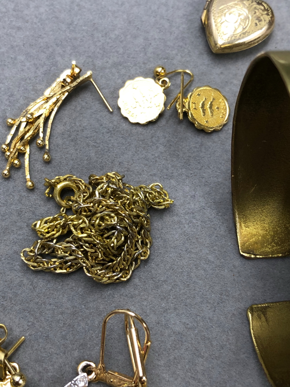 A COLLECTION OF ASSORTED GOLD PLATE, GILDED AND OTHER VINTAGE JEWELLERY TO INCLUDE A 9ct BACK AND - Image 13 of 28