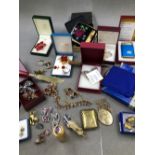 A COLLECTION OF VINTAGE COSTUME JEWELLERY TO INCLUDE A ROLLED GOLD LOCKET, A GILDED VESTA CASE,