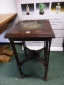 AN 18th C. VERRE EGLOMISE INSET STAINED PINE TABLE WITH CLUSTER COLUMN LEGS