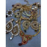 AN ASSORTMENT OF EASTERN INSPIRED COSTUME JEWELLERY.