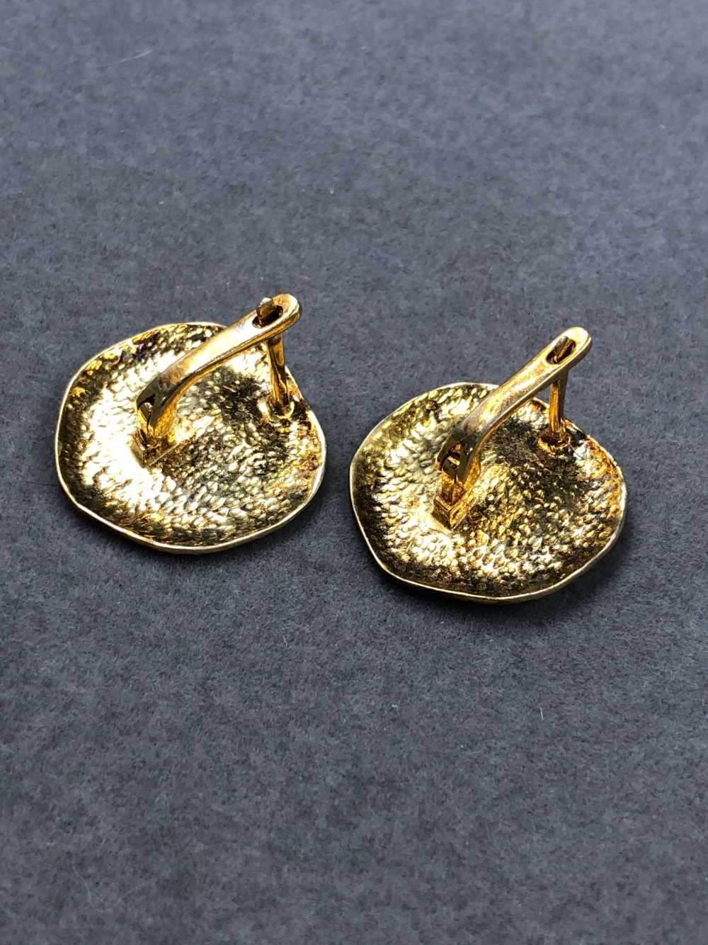 A PAIR OF FINE SILVER GILT STONE SET SPIDER CRAWLING ON BURNISHED LEAF STUD EARRINGS. DIAMETER 2cms, - Image 3 of 5