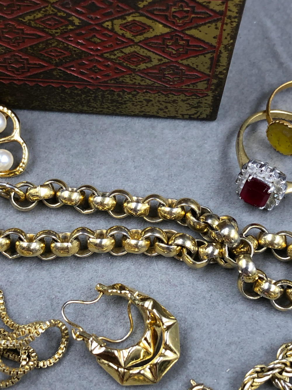 A COLLECTION OF ASSORTED GOLD PLATE, GILDED AND OTHER VINTAGE JEWELLERY TO INCLUDE A 9ct BACK AND - Image 20 of 28