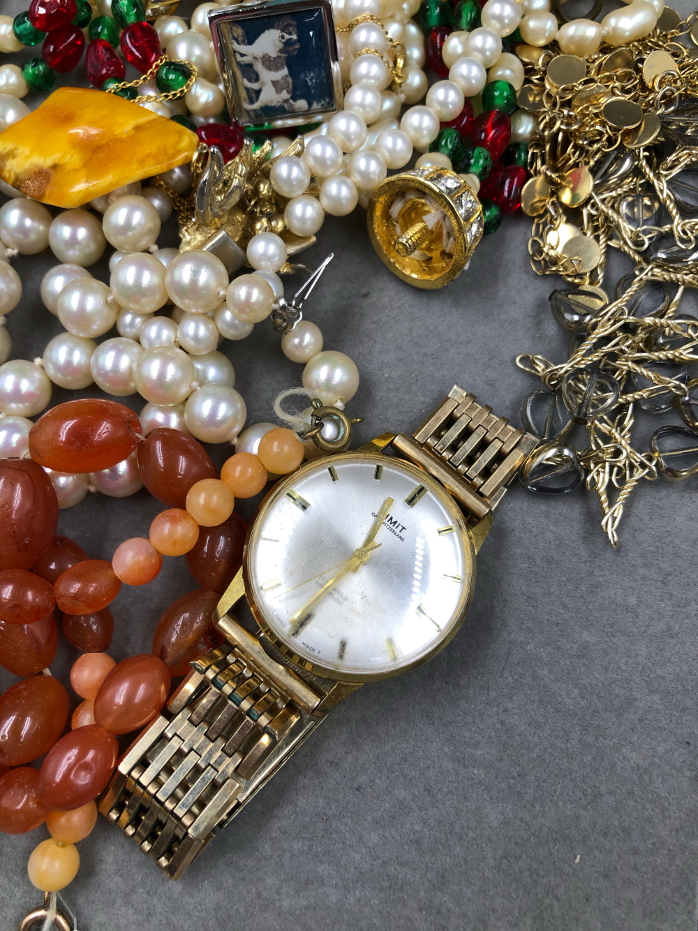 A QUANTITY OF JEWELLERY TO INCLUDE SILVER, COSTUME, BEADS, PEARLS, WATCH KEYS, ETC. - Image 11 of 15