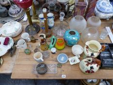 AN ANTIQUE CRANBERRY GLASS AND BRASS OIL LAMP WITH ETCHED GLASS SHADE, OTHER LAMP SHADES, TWO