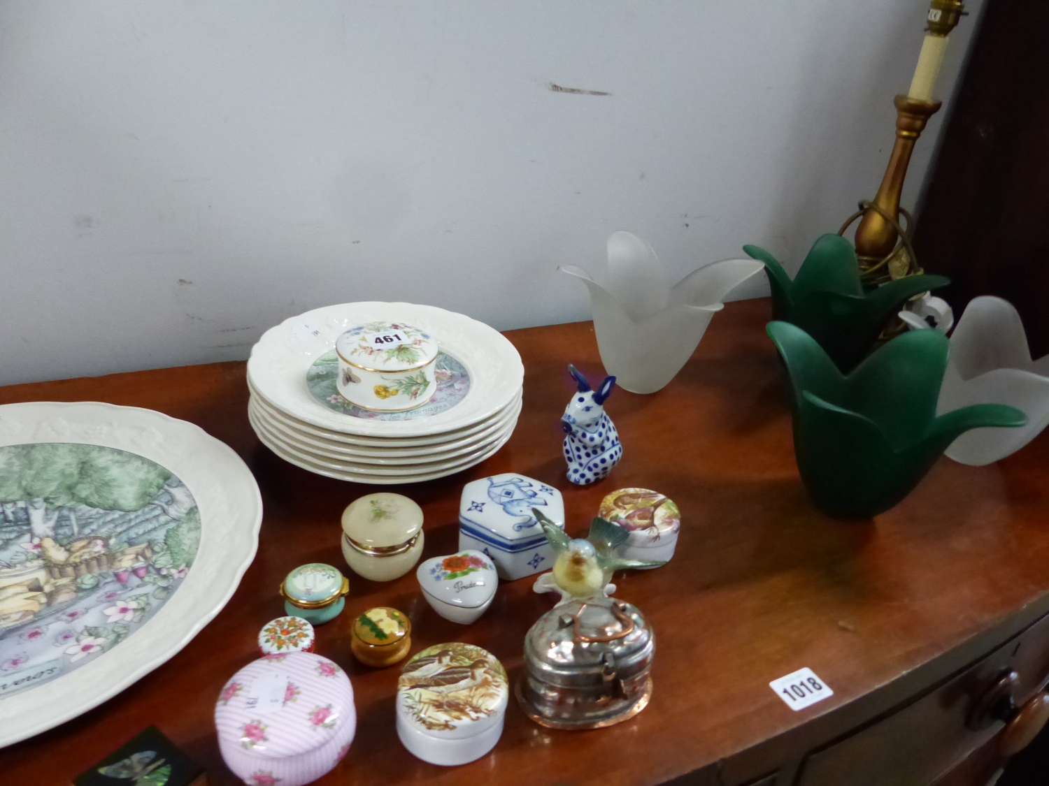 VARIOUS TRINKET BOXES, A SET OF GIEN FRENCH SIDE PLATES AND A SERVING PLATE ETC.