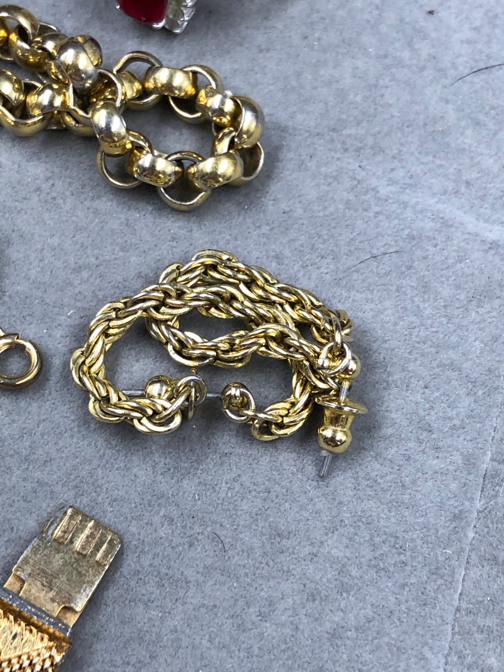 A COLLECTION OF ASSORTED GOLD PLATE, GILDED AND OTHER VINTAGE JEWELLERY TO INCLUDE A 9ct BACK AND - Image 25 of 28