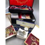A VINTAGE JEWELLERY CASE AND CONTENTS TO INCLUDE A GENTS TISSOT WATCH PR-100, P 360/460 ON A