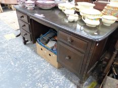 AN OAK DESK WITH DRAWERS FLANKING THE KNEE HOLE. W 137 x D 74 x H 72cms.