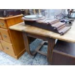 AN ART DECO OAK TABLE ON REEDED HORSESHOE LEGS. W 122 x D 94 x H 75.5cms.