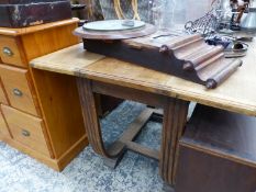 AN ART DECO OAK TABLE ON REEDED HORSESHOE LEGS. W 122 x D 94 x H 75.5cms.