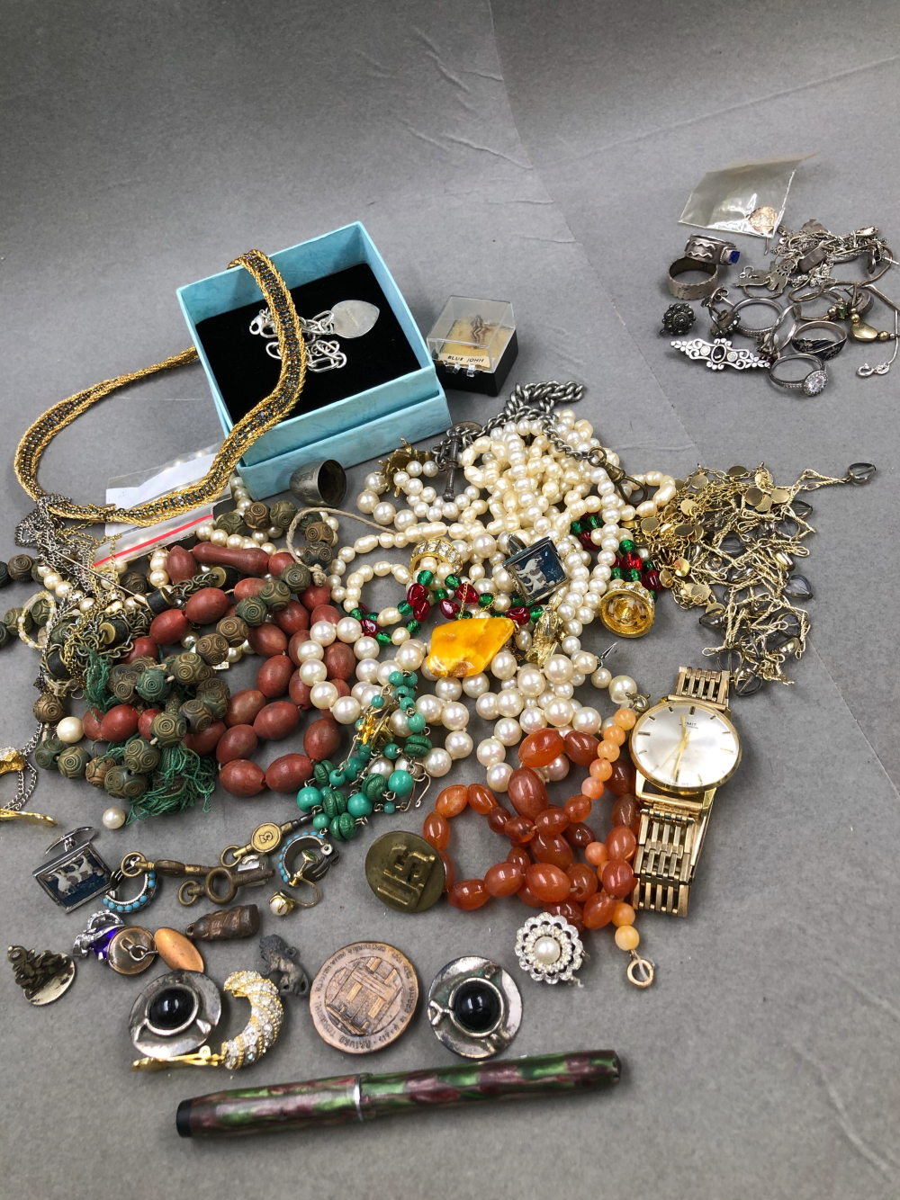 A QUANTITY OF JEWELLERY TO INCLUDE SILVER, COSTUME, BEADS, PEARLS, WATCH KEYS, ETC.