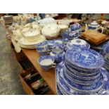 A LARGE QUANTITY OF CHINA WARE TO INCLUDE SPODES ITALIAN PATTERN PART DINNER SERVICE, OTHER BLUE AND