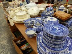 A LARGE QUANTITY OF CHINA WARE TO INCLUDE SPODES ITALIAN PATTERN PART DINNER SERVICE, OTHER BLUE AND