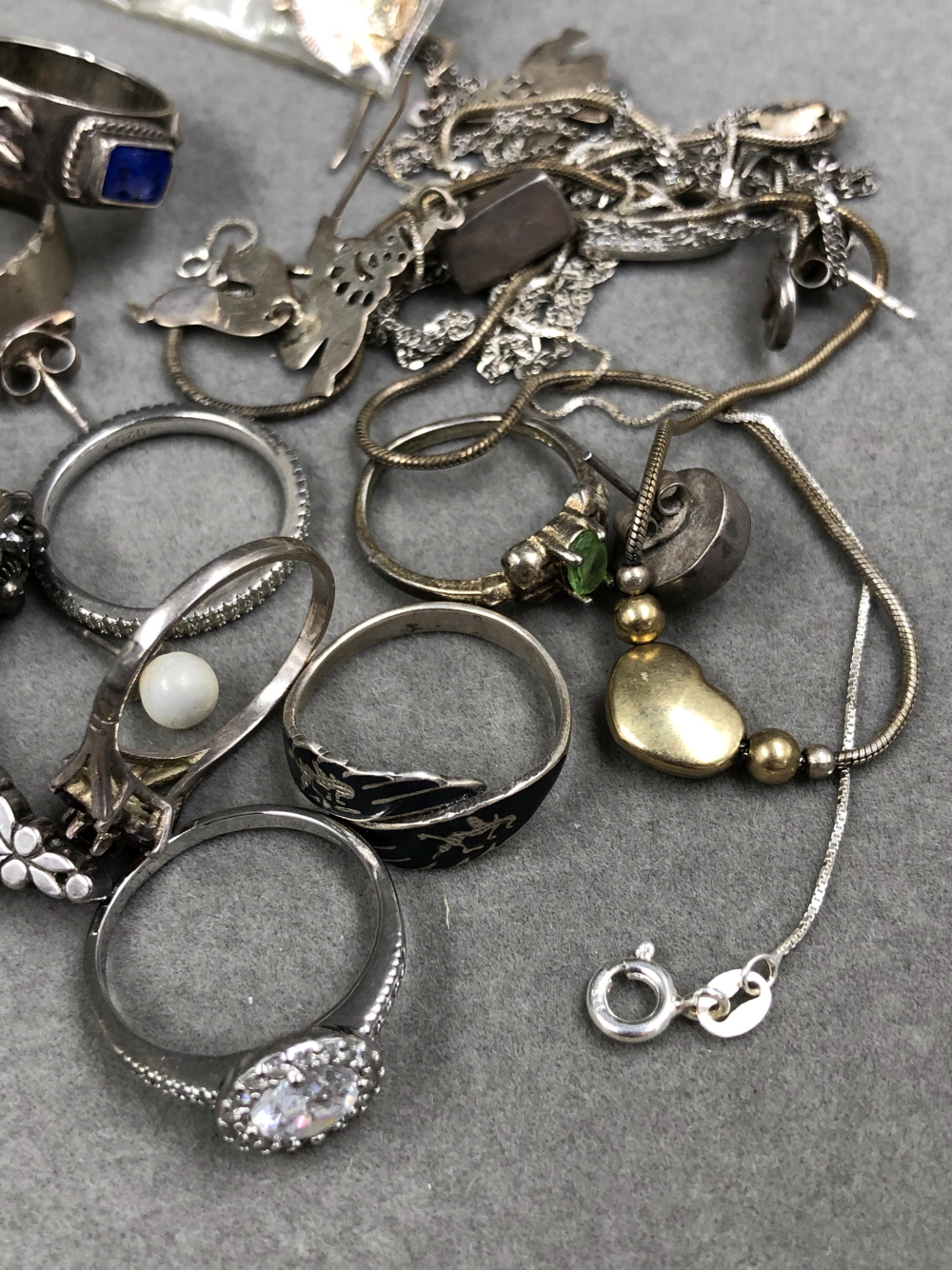 A QUANTITY OF JEWELLERY TO INCLUDE SILVER, COSTUME, BEADS, PEARLS, WATCH KEYS, ETC. - Image 6 of 15