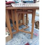 A SMALL ARTS AND CRAFTS STYLE OAK GATE LEG TABLE.