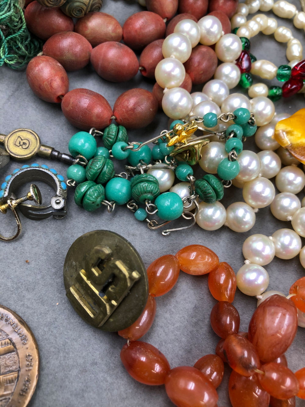 A QUANTITY OF JEWELLERY TO INCLUDE SILVER, COSTUME, BEADS, PEARLS, WATCH KEYS, ETC. - Image 13 of 15