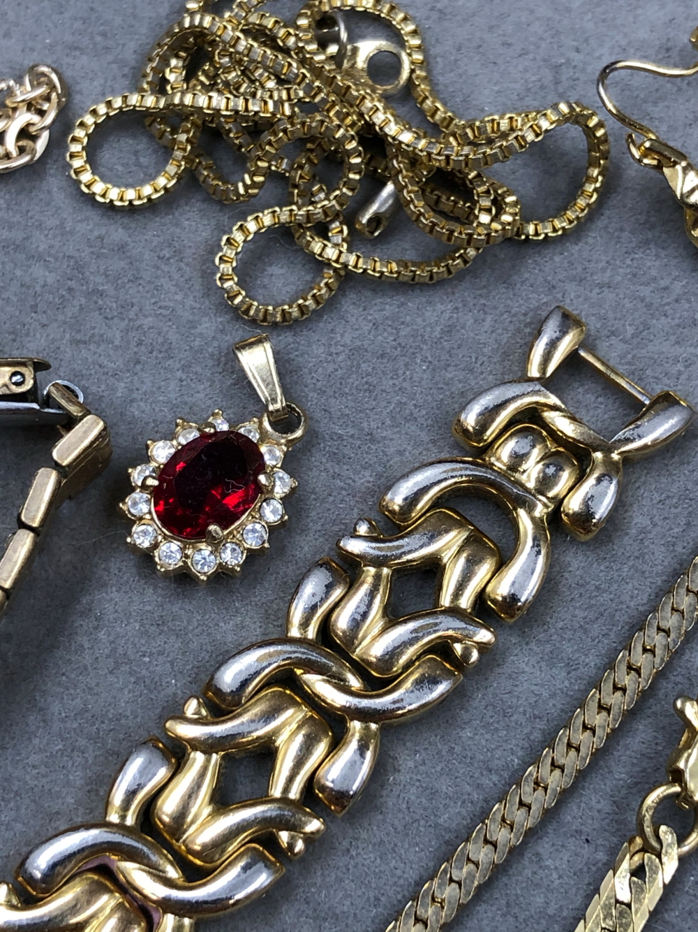 A COLLECTION OF ASSORTED GOLD PLATE, GILDED AND OTHER VINTAGE JEWELLERY TO INCLUDE A 9ct BACK AND - Image 24 of 28