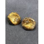 A PAIR OF FINE SILVER GILT STONE SET SPIDER CRAWLING ON BURNISHED LEAF STUD EARRINGS. DIAMETER 2cms,