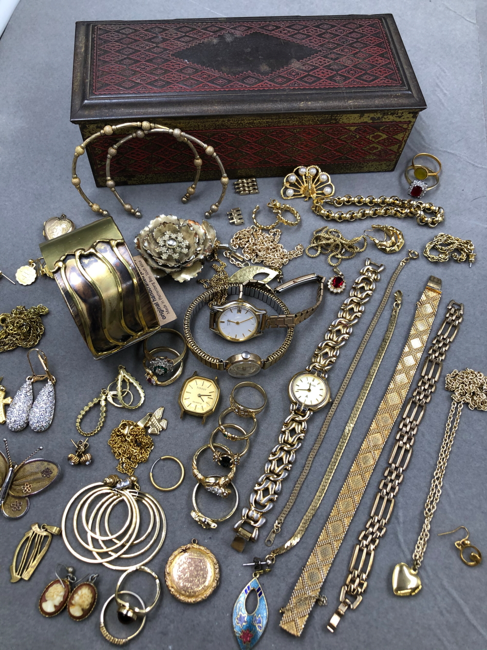 A COLLECTION OF ASSORTED GOLD PLATE, GILDED AND OTHER VINTAGE JEWELLERY TO INCLUDE A 9ct BACK AND