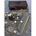 A COLLECTION OF ASSORTED GOLD PLATE, GILDED AND OTHER VINTAGE JEWELLERY TO INCLUDE A 9ct BACK AND