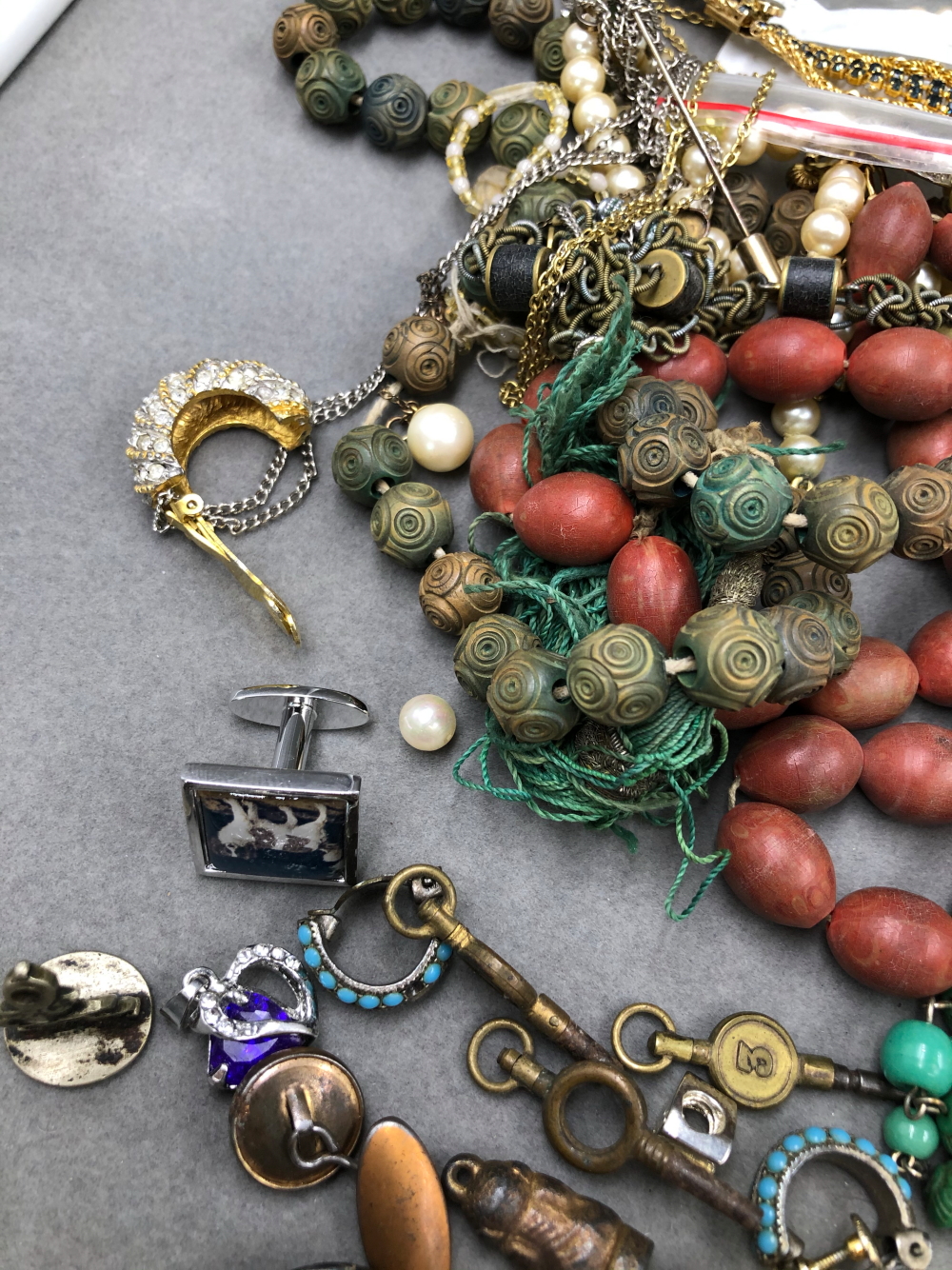 A QUANTITY OF JEWELLERY TO INCLUDE SILVER, COSTUME, BEADS, PEARLS, WATCH KEYS, ETC. - Image 8 of 15