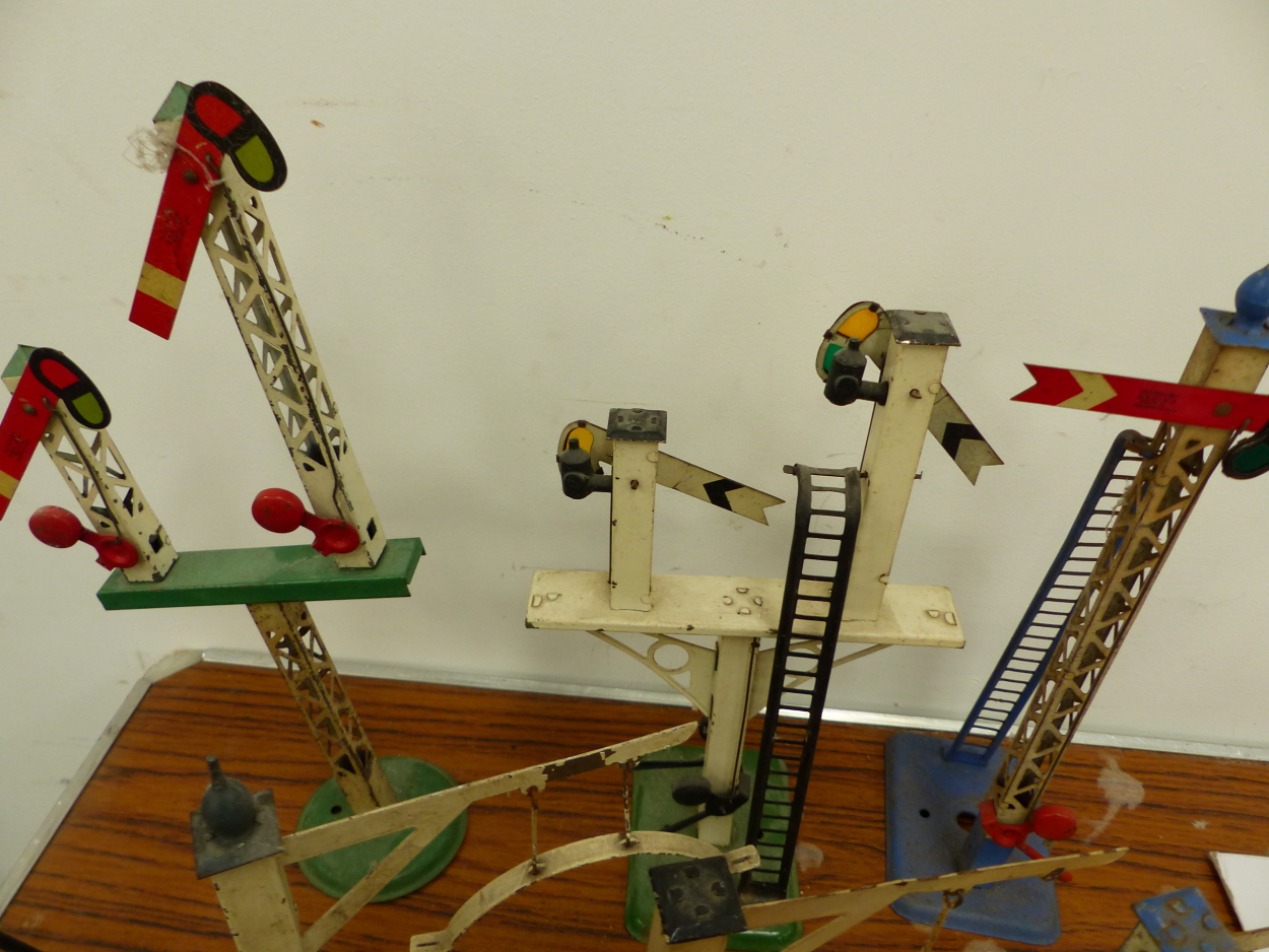 A COLLECTION OF HORNBY SIGNALS, THREE GANTRIES AND VARIOUS TELEGRAPH POLES - Image 4 of 7