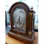 A EDWARDIAN OAK CASED STRIKING BRACKET CLOCK.