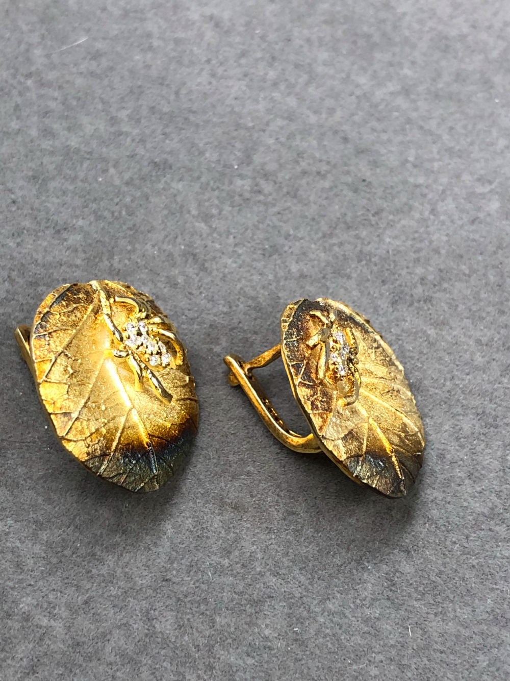 A PAIR OF FINE SILVER GILT STONE SET SPIDER CRAWLING ON BURNISHED LEAF STUD EARRINGS. DIAMETER 2cms, - Image 5 of 5