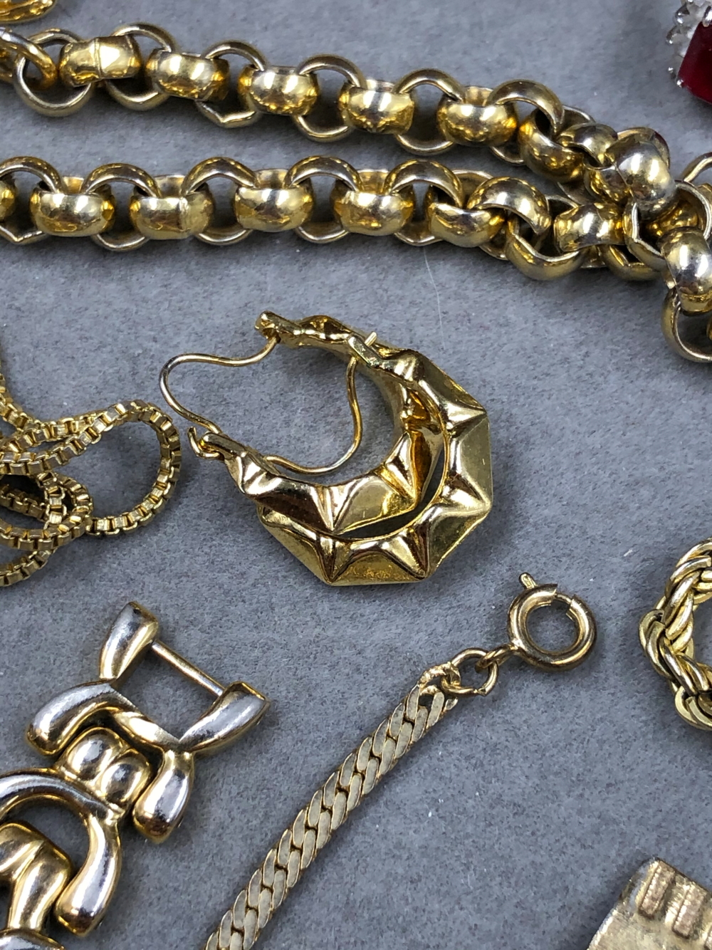 A COLLECTION OF ASSORTED GOLD PLATE, GILDED AND OTHER VINTAGE JEWELLERY TO INCLUDE A 9ct BACK AND - Image 22 of 28